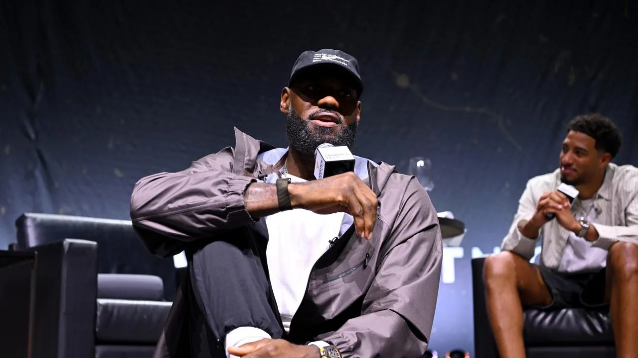 LeBron, still mum on decision, riles up fans with 76ers mantra