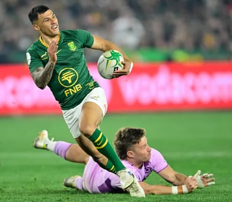 Embrose Papier races away to score South Africa’s first try.